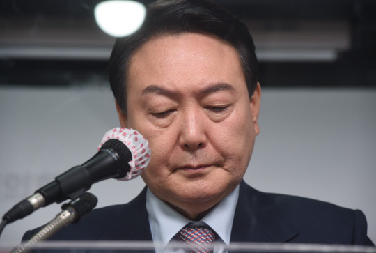 윤석열 국민의힘 대선후보가 26일 오전 서울 여의도 당사에서 '상식 회복 공약-성장과 복지의 선순환' 관련 기자회견을 하던 중 발표 자료를 살펴보고 있다.국회사진기자단·연합뉴스